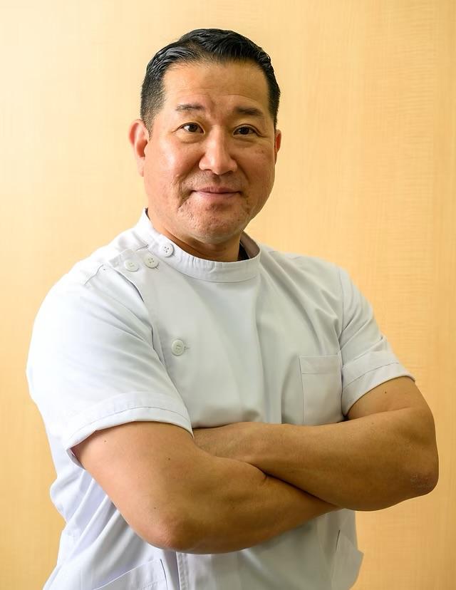 仲整骨院の院長・仲憲一